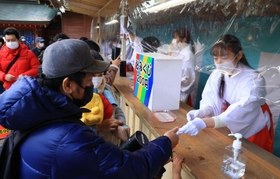 おみくじを手渡す長田神社の巫女＝１日午前、神戸市長田区長田町３、長田神社
