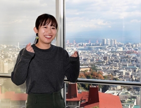 大学院では、世間の「普通」をめぐる生きづらさについて研究した土居綾美さん。修士過程修了後はオンライン塾の開設を目指しているという＝神戸市灘区鶴甲３、神戸大大学院人間発達環境学研究科