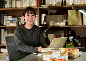 大学院では、世間の「普通」をめぐる生きづらさについて研究した土居綾美さん。修士過程修了後はオンライン塾の開設を目指しているという＝神戸市灘区鶴甲３、神戸大大学院人間発達環境学研究科