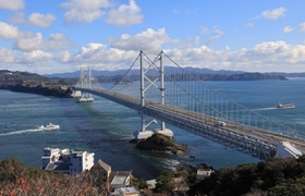 淡路島と四国を結ぶ大鳴門橋。海峡には世界最大級の渦潮が現れる＝徳島県鳴門市