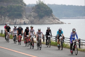 「淡路島ロングライド１５０」に参加したサイクリスト。島を一周するコースは通称アワイチと呼ばれる＝２０１８年９月