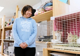 ２７匹の保護ウサギを飼育する「ウィル＆ルイ」の熊谷彩さん＝宝塚市安倉南１