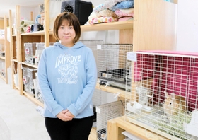 ２７匹の保護ウサギを飼育する「ウィル＆ルイ」の熊谷彩さん＝宝塚市安倉南１