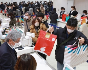 初売り初日限定の食品福袋を次々と手にしていく買い物客ら＝２日午前、神戸市中央区明石町、大丸神戸店（撮影・長嶺麻子）
