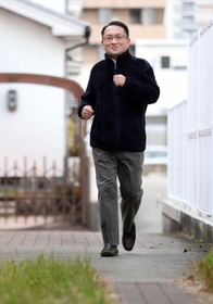 退院後、朝晩のウオーキングを続けている前田泰雅さん＝姫路市幸町（撮影・小林良多）