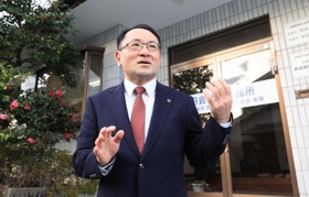 ２０２１年夏、新型コロナに感染し、一時危篤状態となった前田泰雅さん。奇跡的に回復し、一日一日をかみしめるように生きる＝姫路市幸町（撮影・小林良多）