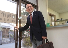 ２０２１年夏、新型コロナに感染し、一時危篤状態となった前田泰雅さん。奇跡的に回復し、一日一日をかみしめるように生きる＝姫路市幸町