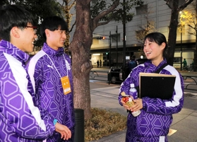 閉会式を終え、同郷の選手らをねぎらう主務の豊田桃華さん＝３日午後、東京都千代田区