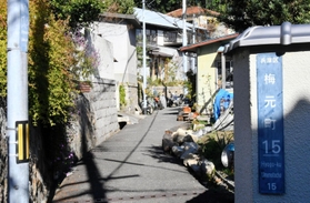 「梅村」に続く路地。車は通れない＝神戸市兵庫区梅元町