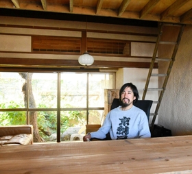 改修した建物で空き家再生の取り組みについて語る西村周治さん＝神戸市兵庫区梅元町