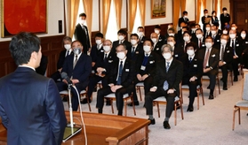 幹部職員を前に年頭あいさつを行う兵庫県の斎藤元彦知事（左）＝４日午前、神戸市中央区下山手通４、県公館