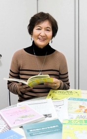 「活動を通して、女性がもっと自由に、伸びやかに暮らせる社会に変えていきたい」と語る正井礼子さん＝神戸市須磨区（ウィメンズネット・こうべ提供）