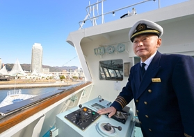レストランクルーズ船「ルミナス神戸２」から神戸の街並みを眺める辻武船長＝神戸市中央区波止場町