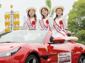 昨年の姫路お城まつりに参加した「お城の女王」。今年１１月まで務める＝２０２２年５月、姫路市本町