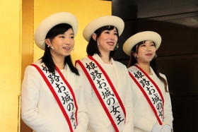 新年交礼会の参加者を出迎える姫路お城の女王の３人＝４日、姫路市下寺町