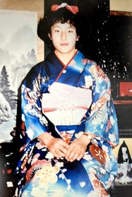 成人式の幸子さんの写真。白い帯を着用していた（提供）