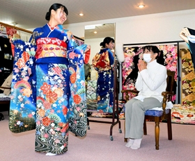着物店「利久」で母・吉村幸子さん（右）の振り袖を試着する長女の若奈さん＝尼崎市武庫之荘２
