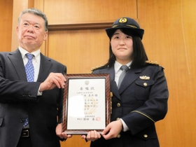 兵庫県警の保田泰三地域部長（左）から委嘱状を受け取った藤本真央さん＝県警本部