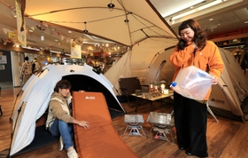 肩から提げられる水コンテナやマット、テントなど防災にも役立つキャンプグッズがそろう＝大阪市住之江区南港北、ロゴスショップＡＴＣ店