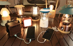 スマートフォンの充電もできるランタン＝大阪市住之江区南港北、ロゴスショップＡＴＣ店