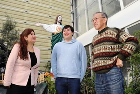 ペルーに防災を伝える事業に向け、思いを描く（左から）大城ロクサナさん、ジェラルドさん、日比野純一さん＝神戸市長田区海運町３、たかとりコミュニティセンター