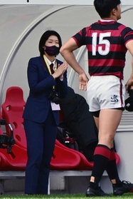 天理との準決勝で選手たちを見守る報徳ラグビー部顧問の木下友紀子さん（左）＝５日、大阪府東大阪市、花園ラグビー場
