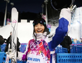 ソチ冬季五輪の女子モーグル予選で、ファンの声援に手を振る上村愛子＝２０１４年２月、ロシア・ソチ