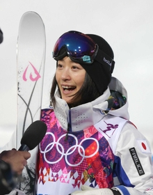 ソチ冬季五輪の女子モーグル予選で納得の滑りに笑顔がはじける上村愛子＝２０１４年２月、ロシア・ソチ