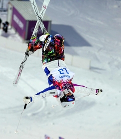 ソチ冬季五輪の女子モーグル予選で、第２エアを決める上村愛子＝２０１４年２月、ロシア・ソチ