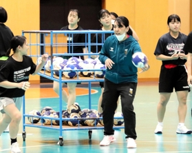 ハンドボール部で強化コーチとして指導する佐久川ひとみさん（中央）＝西宮市の武庫川女子大