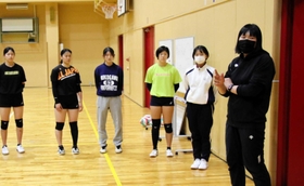 バレーボール部監督を務める坂下麻衣子さん（右端）。今春、母校に戻ってきた＝西宮市の武庫川女子大