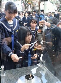 「１・１７希望の灯り」から火を移す参加者ら＝８日午後、神戸市中央区加納町６