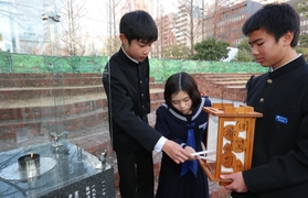 「１．１７希望の灯り」から火を移す参加者ら＝８日午後、神戸市中央区加納町６