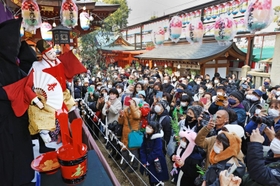 宵えびすで奉納された淡路人形浄瑠璃福神楽「戎舞」を見ようと、多くの参拝客が詰めかけた＝９日、神戸市兵庫区西柳原町、蛭子神社（撮影・長嶺麻子）