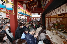 商売繁盛などを祈願に、くの参拝客が詰めかけた境内＝９日、神戸市兵庫区西柳原町、蛭子神社（撮影・長嶺麻子）