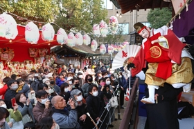 宵えびすで奉納された淡路人形浄瑠璃福神楽「戎舞」を見ようと、多くの参拝客が詰めかけた＝９日、神戸市兵庫区西柳原町、蛭子神社（撮影・長嶺麻子）