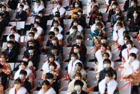 「成人の日」に合わせて開かれた「はたちを祝う会」。新型コロナウイルス感染対策で、席を一つずつ空けて座る参加者＝９日午前、神戸市兵庫区御崎町１、ノエビアスタジアム神戸