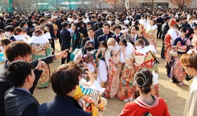 「成人の日」に合わせて開かれた「はたちを祝う会」に参加した人たち＝９日午後、神戸市兵庫区御崎町１