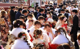 「成人の日」に合わせて開かれた「はたちを祝う会」に参加して、友人たちと写真を撮る人たち＝９日午後、神戸市兵庫区御崎町１