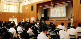 昨年１１月に開かれた防災小説全国交流会で、オンライン発表する清水中学校の生徒ら＝高知県土佐清水市（同市提供）