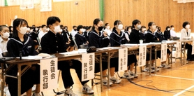 オンラインで開かれた第二回全国防災小説交流会で発表する清水中学校の生徒ら（土佐清水市提供）