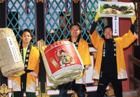 中央が一番福の植本亮太さん、左が二番福の北野壱真さん、右が三番福の田中大翔さん＝西宮神社