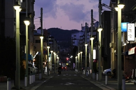 夕暮れとともに明かりがついた街灯。菅原商店街の跡に設置されている＝神戸市長田区菅原通３、４