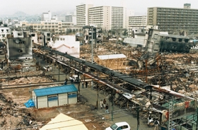 焼けただれ、ぼろぼろになった菅原商店街のアーケード＝１９９５年３月８日、神戸市長田区
