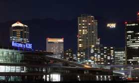 震災から２８年となるのを前に、山にともった「１・１７」の電飾＝１０日午後、神戸市中央区港島３から