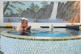 減少傾向にある銭湯。入浴料の値上げで経営は安定するか＝尼崎市内