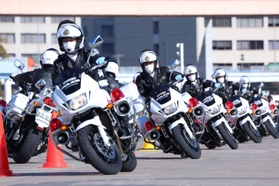 年頭視閲式でテクニカル走行を披露する兵庫県警白バイ隊＝神戸市中央区波止場町