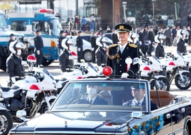 車に乗車し、県警の部隊を視閲する桐原弘毅本部長（中央）＝１１日午前、神戸市中央区波止場町