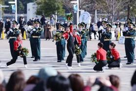 集まった市民らの前で、踊りと演奏を披露する県警音楽隊＝１１日午前、神戸市中央区波止場町