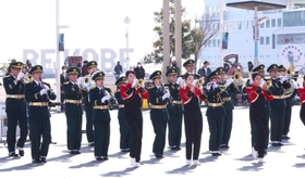 集まった市民らの前で、演奏を披露する県警音楽隊＝１１日午前、神戸市中央区波止場町